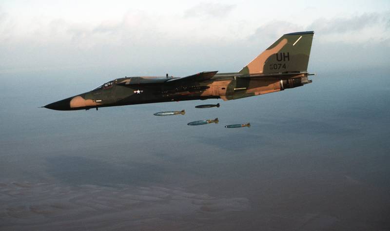 Тактический бомбардировщик General Dynamics F-111 Aardvark Тактический бомбардировщик General Dynamics F-111 Aardvark