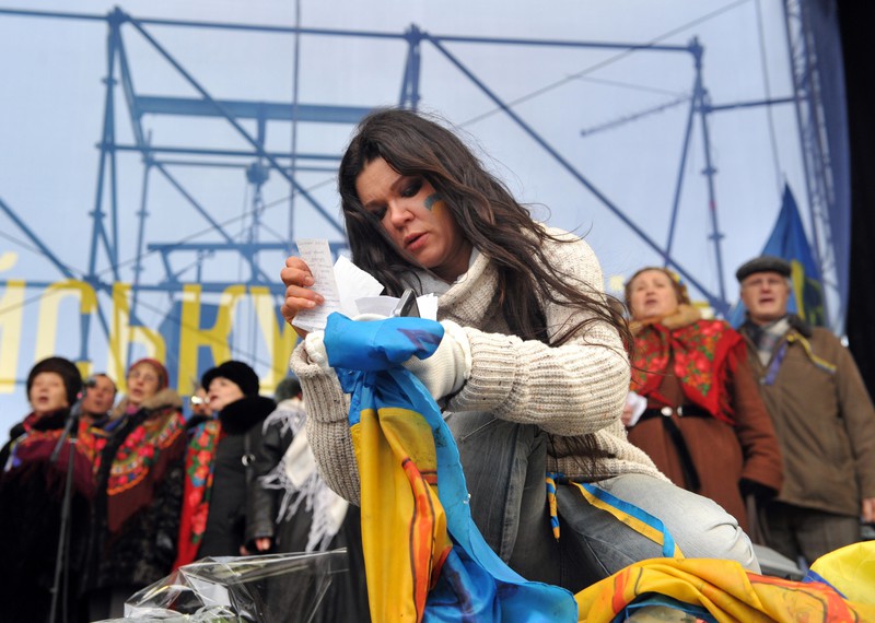 Тут народ почему-то радуется, что певичка Руслана прозрела.