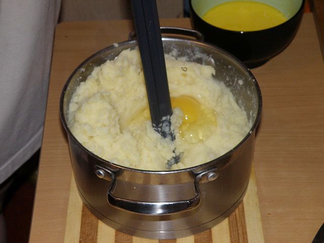  Разбиваем одно яйцо. пошаговое фото приготовления картофельной запеканки с фаршем