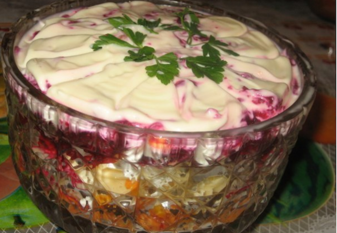 Салат «Лакомка»: Типичный салат с необычным вкусом!