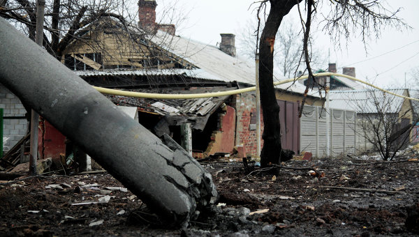 Разрушенный в результате обстрела частный жилой дом в Петровском районе Донецка. Архивное фото