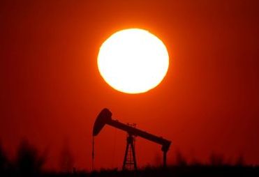 FILE PHOTO: The sun sets behind an oil pump outside Saint-Fiacre, near Paris, France September 17, 2019. REUTERS/Christian Hartmann FILE PHOTO: The sun sets behind an oil pump outside Saint-Fiacre, near Paris, France September 17, 2019. REUTERS/Christian Hartmann