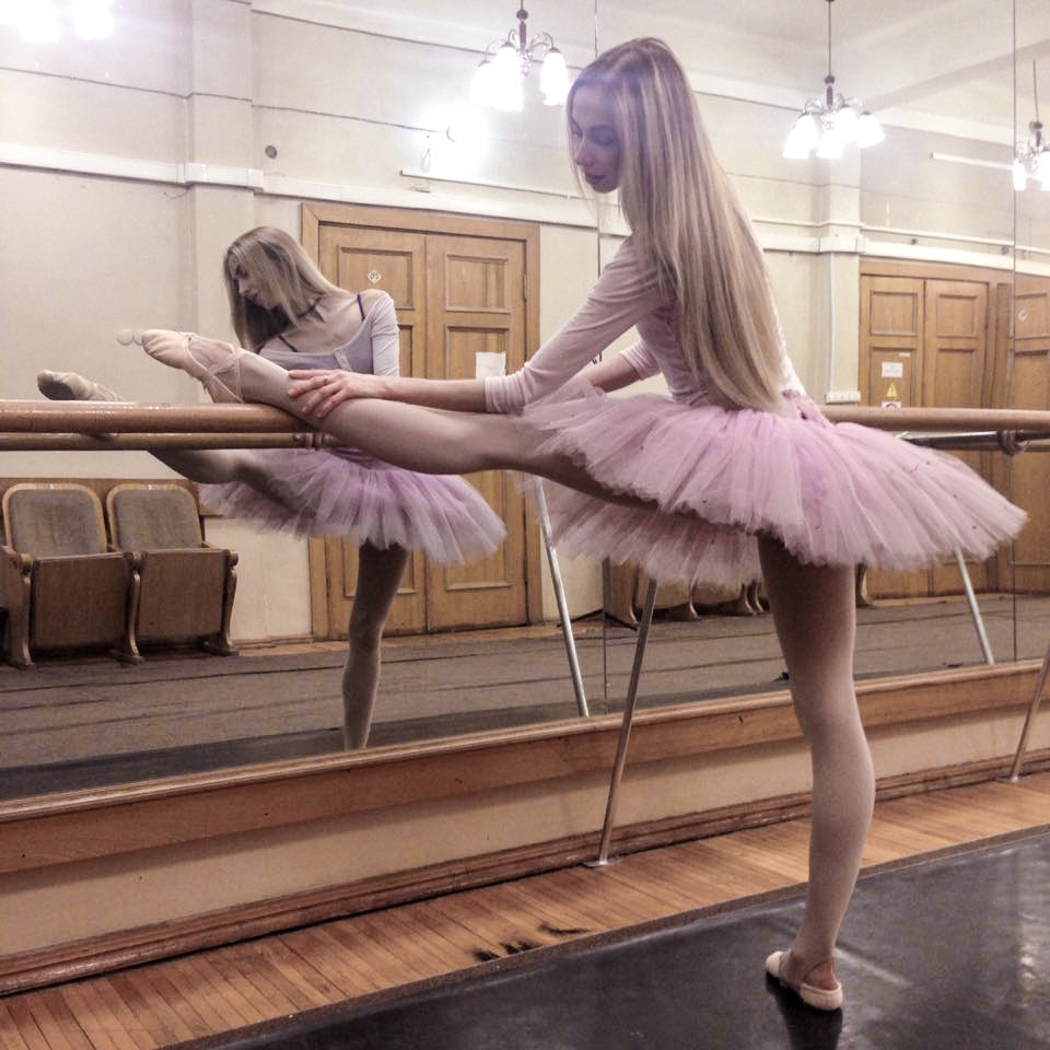 Балерина с зеркальцем снимается на камеру