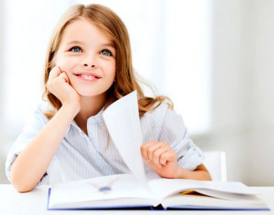 Девочка читает книгу