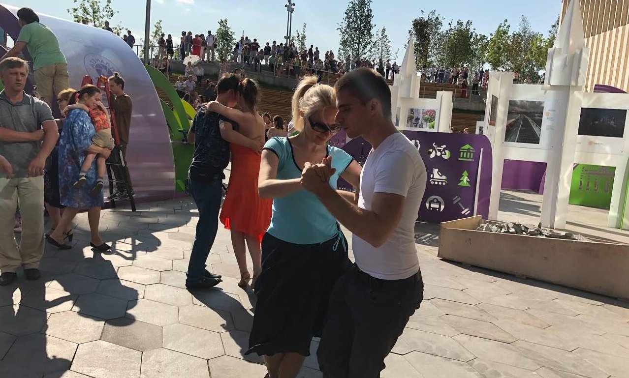 «Мы пришли на праздник жизни»: большой танго-флэшмоб в московском «Зарядье». ФАН-ТВ