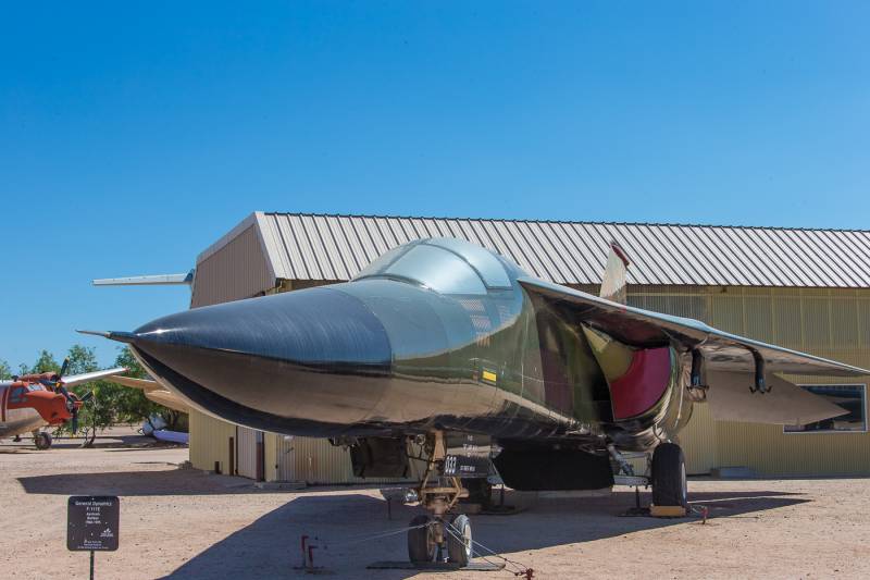 Тактический бомбардировщик General Dynamics F-111 Aardvark Тактический бомбардировщик General Dynamics F-111 Aardvark