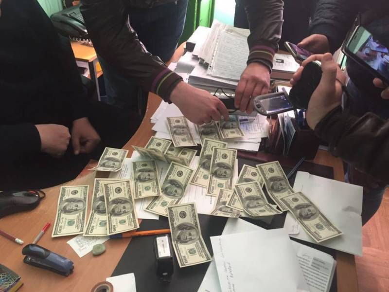 На удивление всему миру: как украинские консулы обворовывают иностранцев На удивление всему миру: как украинские консулы обворовывают иностранцев