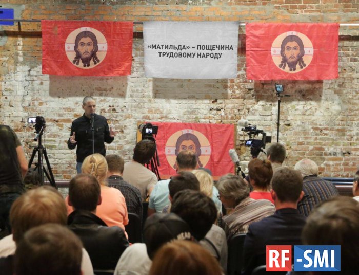 Иконы рядом с лозунгами против фильма «Матильда» Иконы рядом с лозунгами против фильма «Матильда»
