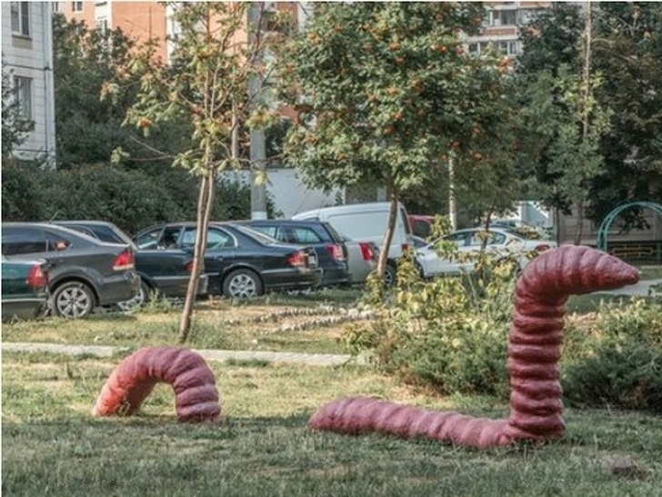 20 украшений российских дворов, от которых волосы встают дыбом жуткие дворовые украшения, страшные украшения российских дворов