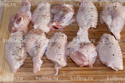 Куриные крылья в соусе Крылья посолить и поперчить по вкусу.