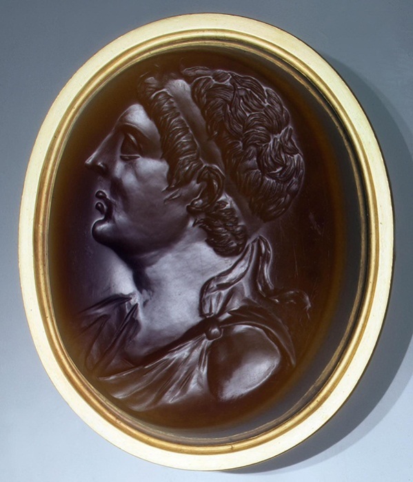 Инталия. Бюст Птолемея III, Египет, Александрия. III век до н.э., сардоникс, золото (оправа - поздняя). Античные драгоценности: Какие украшения носили императоры Древнего Рима