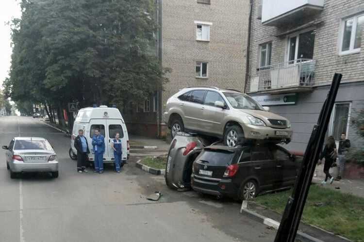 В Туле Лексус приземлился на два припаркованных автомобиля В Туле Лексус приземлился на два припаркованных автомобиля lexus, авария, авто, авто авария, видео, дтп, прикол, пьяный за рулем