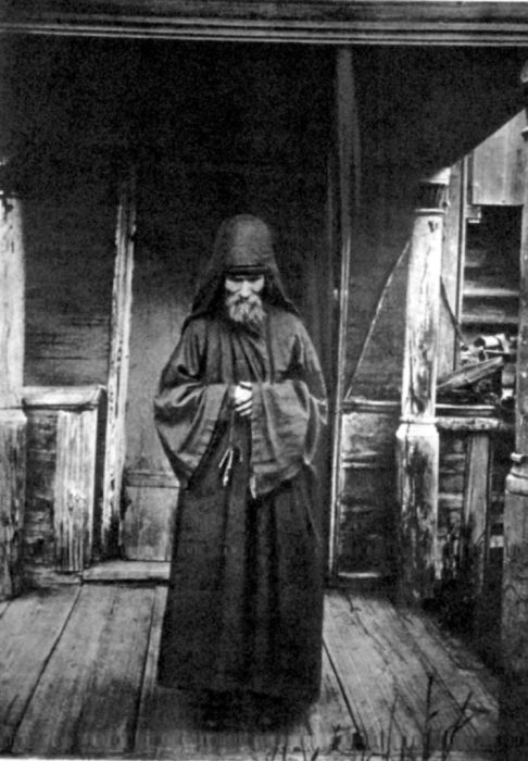 Монах после обряда пострижения в схиму. Монах после обряда пострижения в схиму.