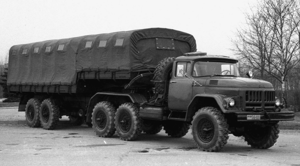 Первый вариант активного автопоезда ЗИЛ-137 с тентованным бортовым полуприцепом (из архива СКБ ЗИЛ)