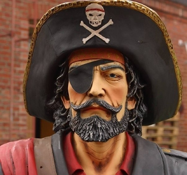 Зачем пираты закрывали повязкой один глаз?