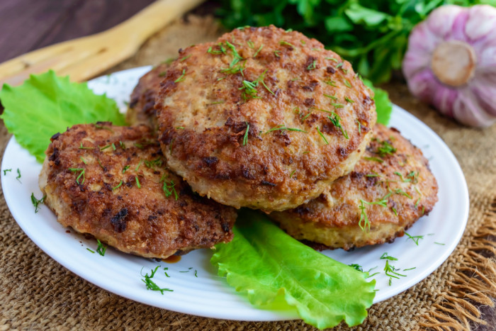 Необыкновенно вкусные котлетки из говядины с сыром, базиликом и каперсами.  Фото: edinstvennaya.ua.