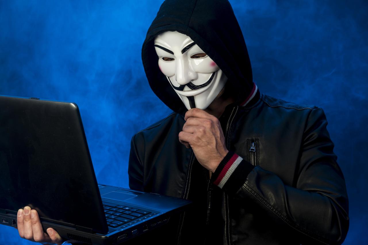 Хакер в маске Гая Фокса
