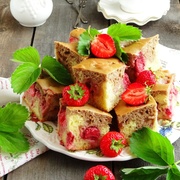 Мраморный пирог с клубникой