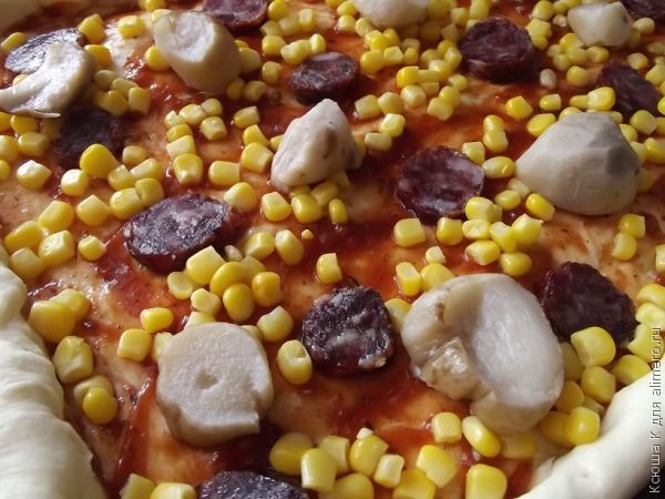 пицца с грибами и колбасой