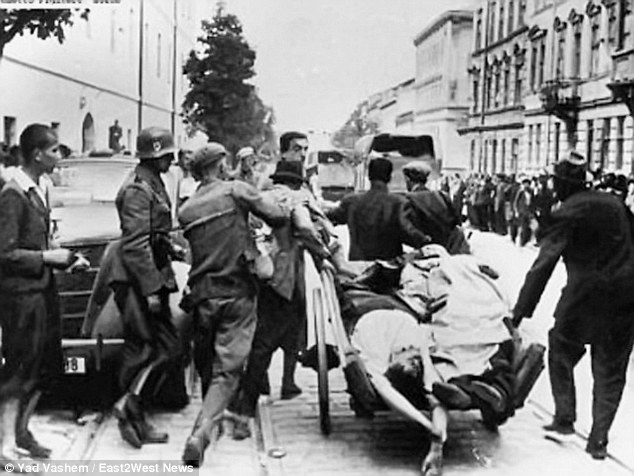 Британская Daily Mail выпустила статью о том, как бандеровцы убивали евреев Британская Daily Mail выпустила статью о том, как бандеровцы убивали евреев