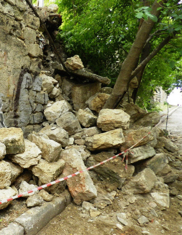 Лучше бы в Севастополе подпорные стены не трогали?! Лучше бы в Севастополе подпорные стены не трогали?!