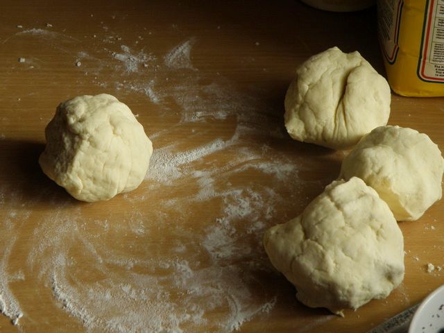  Делим тесто на четыре куска. пошаговое фото приготовления творожного печенья