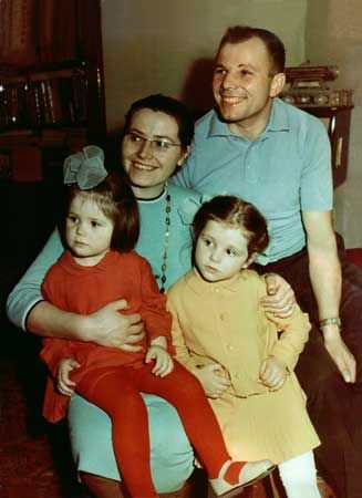 Yuri Gagarin happy family portrait.jpg