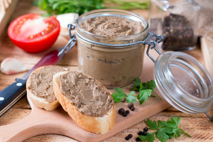 Паштет из свиной печени. \ Фото: menunedeli.ru. 5 рецептов паштета, которые придутся по вкусу капризным детям и привередливому мужу