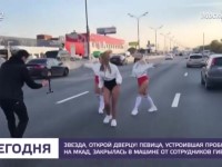 Певица, устроившая затор на МКАД, закрылась в машине от сотрудников ГИБДД Певица, устроившая затор на МКАД, закрылась в машине от сотрудников ГИБДД