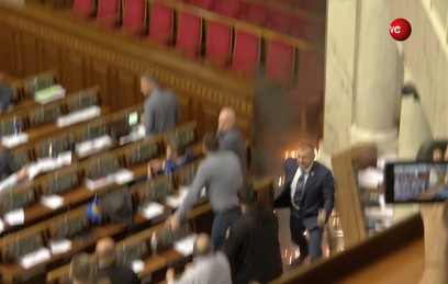 Депутат бросил дымовую шашку в зале Верховной рады. Видео Депутат бросил дымовую шашку в зале Верховной рады. Видео