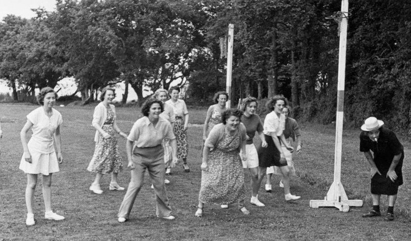 12. Игра в футбол, ориентировочно 1950 12. Игра в футбол, ориентировочно 1950 женщины из прошлого, история, фото