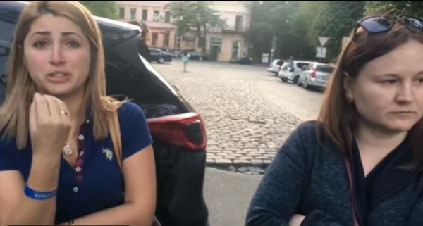 Одесситы напали на иностранцев из-за ленты: «Валите с нашей Неньки» Одесситы напали на иностранцев из-за ленты: «Валите с нашей Неньки»