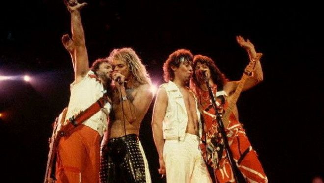 Группа Van Halen потребовала чтобы в гримерке перед концертом были драже всех цветов кроме коричневого