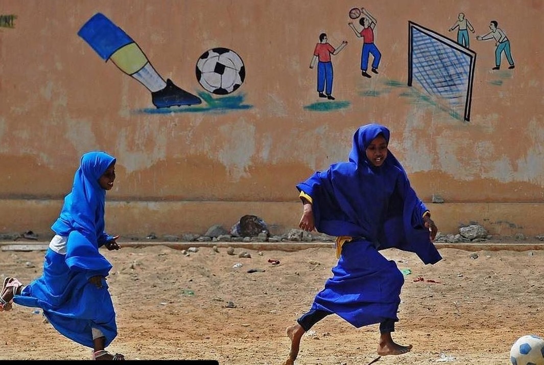 Даже девочки обожают играть в футбол Могадишо, жители Сомали, сомали