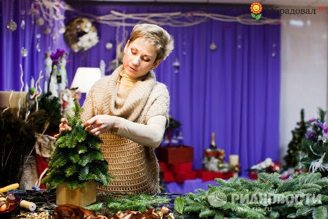 Очень красивая конфетная елочка из живых веток Очень красивая конфетная елочка из живых веток