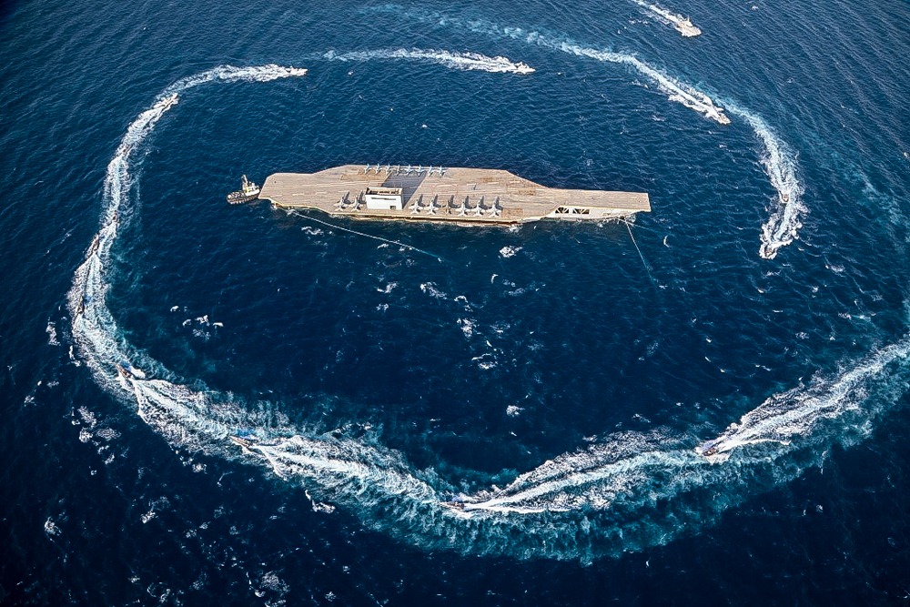 "Потешный авианосец" снова в море