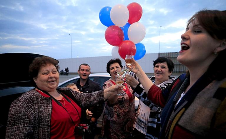 Крымчане вырвались на материк по великому мосту и ужаснулись Крымчане вырвались на материк по великому мосту и ужаснулись