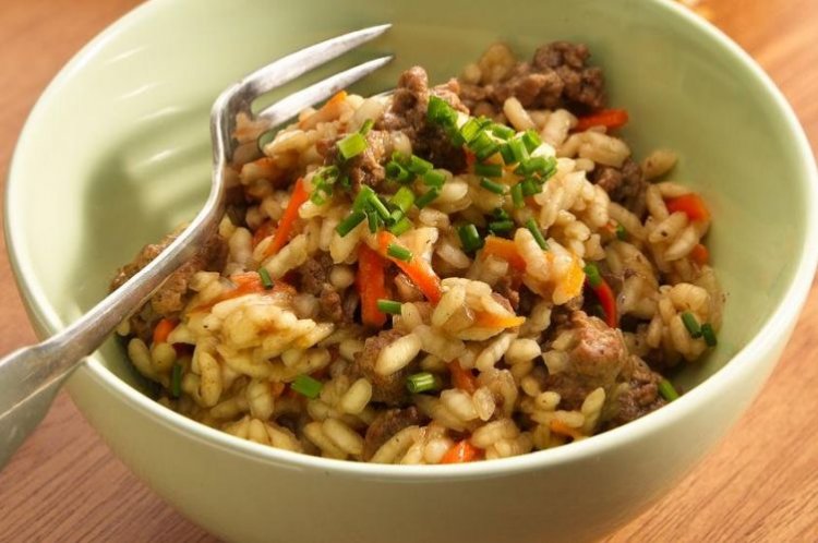 Рис с фаршем и овощами на сковороде
