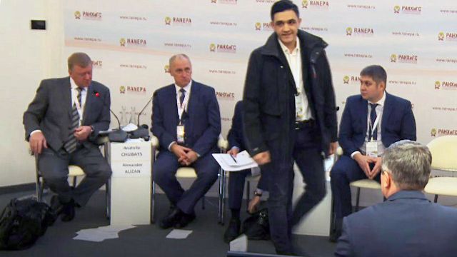 Фото: Нацбол бросил листовки в лицо Чубайса на Гайдаровском форуме Активиста задержали сотрудники службы безопасности.