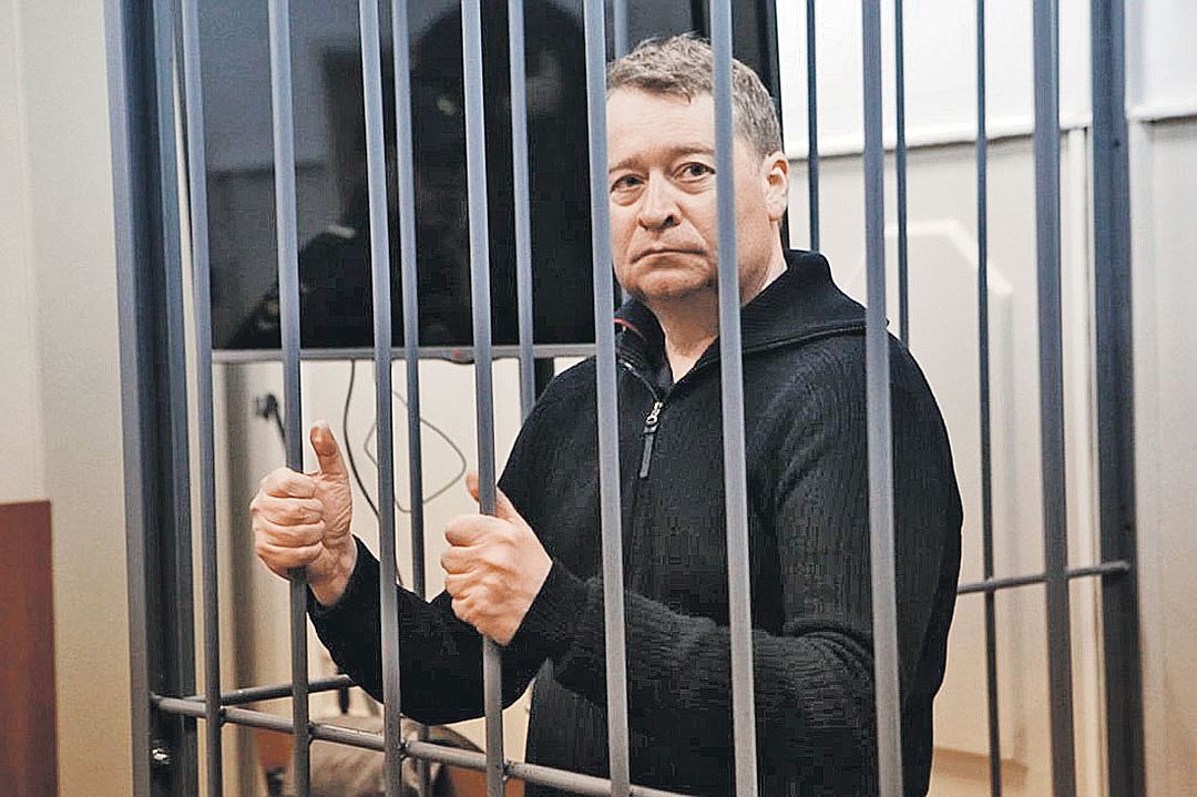 За решеткой экс-губернаторы забывают о дворцах и просят хотя бы веник За решеткой экс-губернаторы забывают о дворцах и просят хотя бы веник