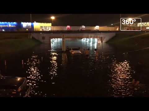 На видео попало спасение тонущей в гигантской луже машины