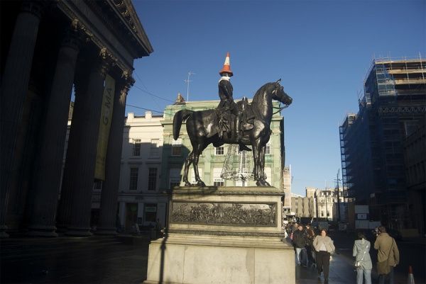 30 самых абсурдных скульптур в мире (29 фото)