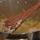 Влить уксус, добавить горчицу, сахар и оставшуюся соль, все перемешать и продолжать томить лук до готовности.
