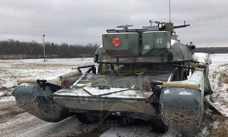 На американском полигоне замечены «танки» с красными флагами