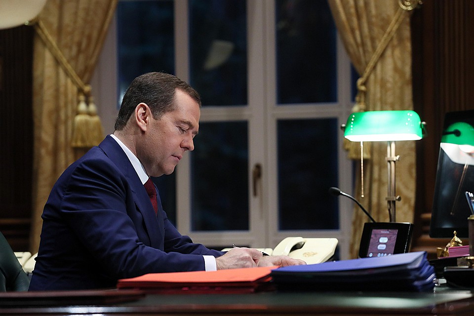 Дмитрий Медведев: Мне пишут: «в экономике при вас была стабильность», но пенсионную реформу припоминают до сих пор