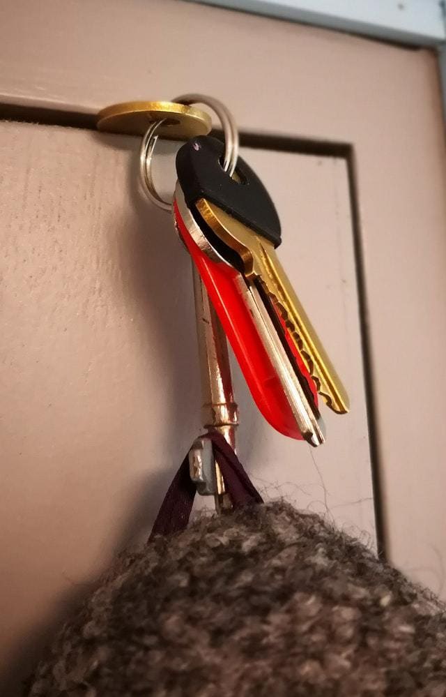 Лайфхаки, которые позволяют сделать скучные дела буквально одной рукой