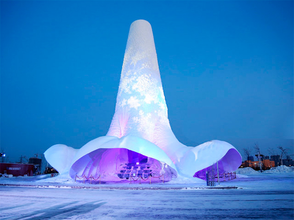 Самую большую ледяную башню построили в Китае