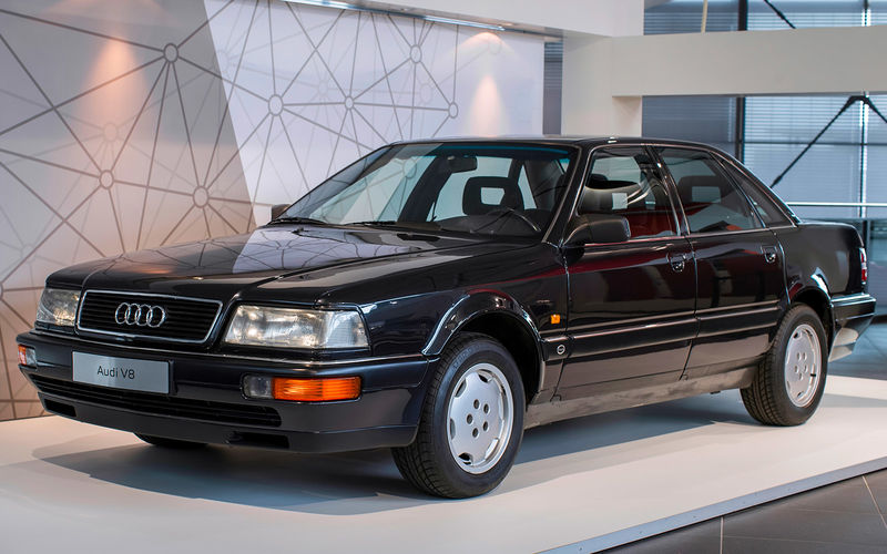 Audi V8 образца 1988 года мог стать первым серийным автомобилем с алюминиевым несущим кузовом. Инженеры были крайне разочарованы решением руководства компании поставить на конвейер стальной кузов. На фотографии - опытный Audi V8 с алюминиевым кузовом. Машина собрана по обходной технологии и длительное время ездила по дорогам Германии, а теперь хранится в заводском музее.