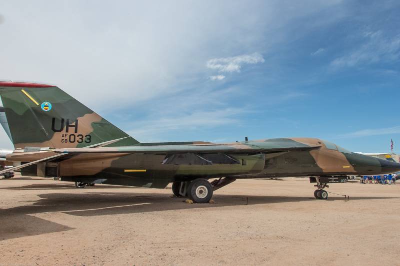 Тактический бомбардировщик General Dynamics F-111 Aardvark Тактический бомбардировщик General Dynamics F-111 Aardvark