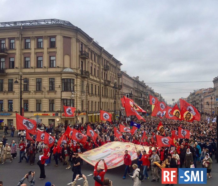 Иконы рядом с лозунгами против фильма «Матильда» Иконы рядом с лозунгами против фильма «Матильда»